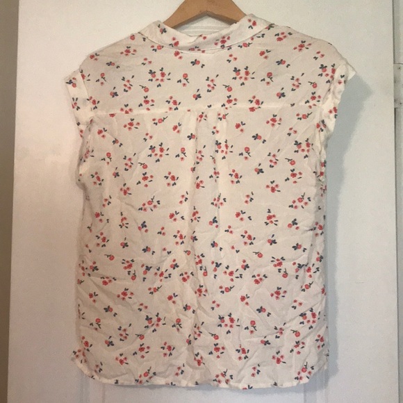 Button up and tie at bottom shirt - Picture 3 of 3